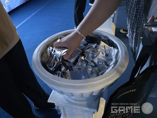 무엇을 고를까? 고르는 시간도 긴 대기줄 형성에 한 몫 했을까? 호요랜드 2025 /게임와이 촬영