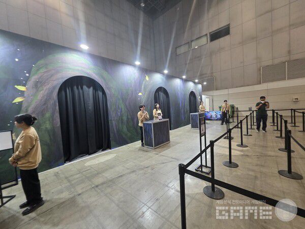 매직 트릭은 아직은 사람들이 없지만 옆에서 건너오는 중. 첫날을 뒤쪽까지 꽉꽉 채웠다고.  호요랜드 2025 /게임와이 촬영