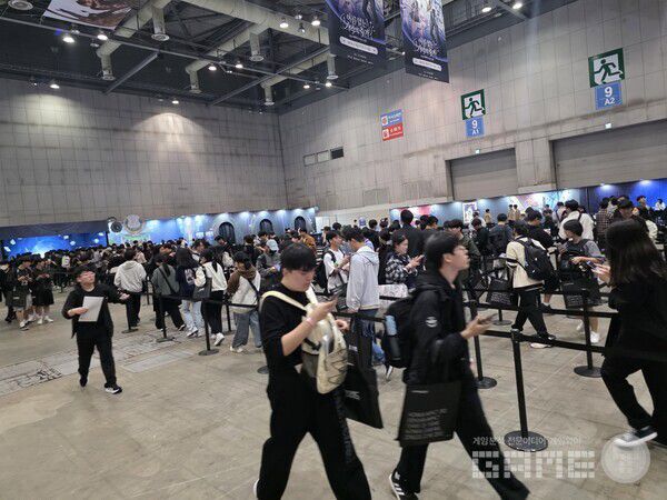 10시 입장 시작과 이용자들이 가장 먼저 달려간 곳은 갤럭시 스토어 부스다. 호요랜드 2025 /게임와이 촬영