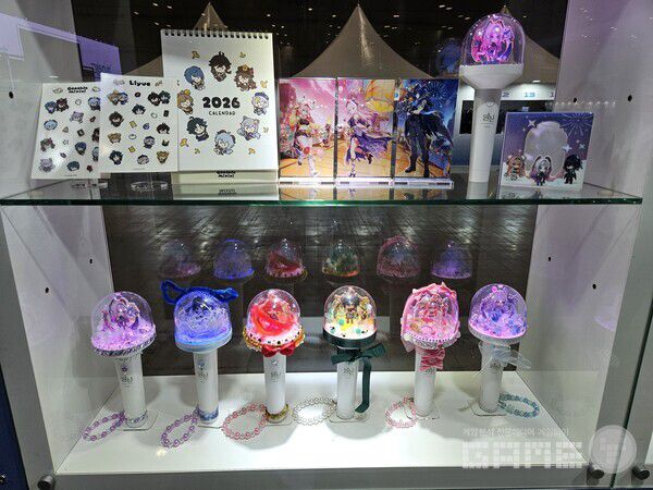 행사장 우측에는 호요버스 IP를 활용해 만들어진 다양한 공식 굿즈가 전시되어 있다 / 게임와이 촬영