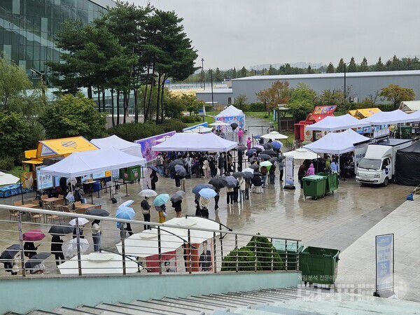 2일차 오전 9시 40분쯤의 풍경. 도착하자마자 본 것은 광장의 대기열이었다 / 게임와이 촬영