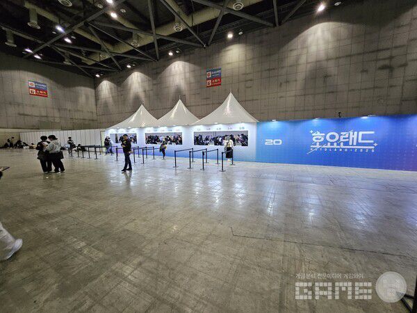 QR 코드 구매로 인해 굿즈존이 텅텅빈 신기한 상황도 만나볼 수 있었다 / 게임와이 촬영