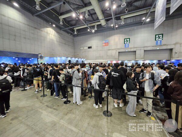 입장과 동시에 붕괴 스타레일 부스에 엄청난 대기열이 생겨났다 / 게임와이 촬영
