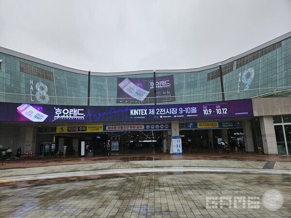 호요버스 관계자는 호요버스 팬들의 사랑 덕분에 다시 열 수 있었던 행사라고 말하며, 이번 호요랜드2025에서 잊지 못할 추억을 많이 쌓고 가셨으면 좋겠다라고 말했다 / 게임와이 촬영