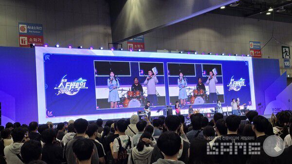 30분 정도의 쉬는 시간을 제외하고는 무대 프로그램이 계속 진행된다 / 게임와이 촬영