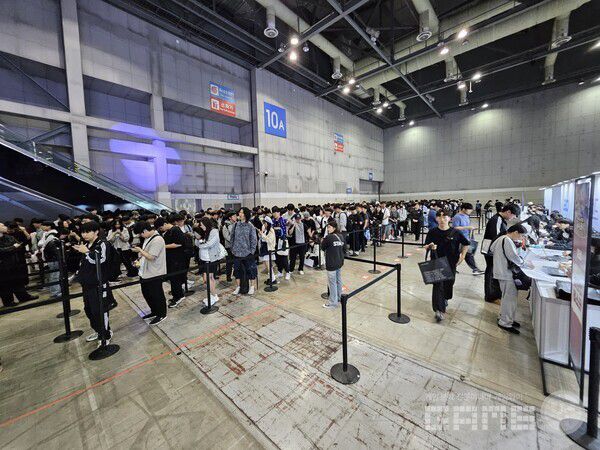 행사장 내부로 입장하게 되면 게임별 웰컴키트를 받는 줄로 나뉘어지게 된다 / 게임와이 촬영