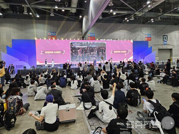 현장 이용자들이 참여할 수 있는 프로그램도 많아 무대 근처에 이용자들이 많이 있었다 / 게임와이 촬영