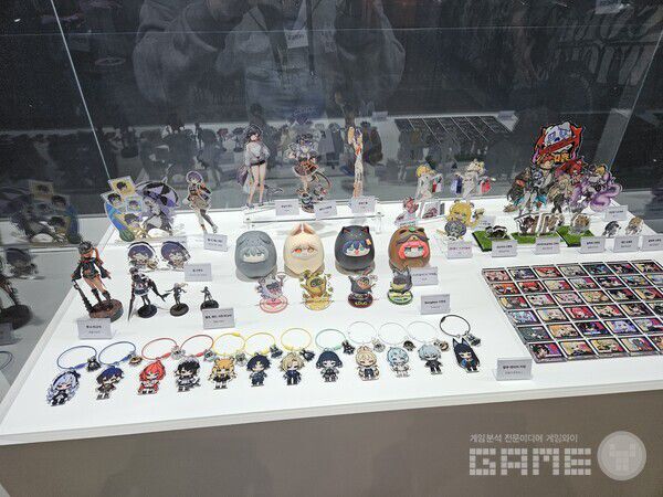 2차 창작 작가들의 굿즈는 SNS를 통해 구매할 수도 있다 / 게임와이 촬영