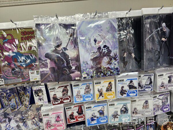 일본의 흔한 쇼핑가에서 카제나의 굿즈를 만나볼 수 있을까? /게임와이 촬영