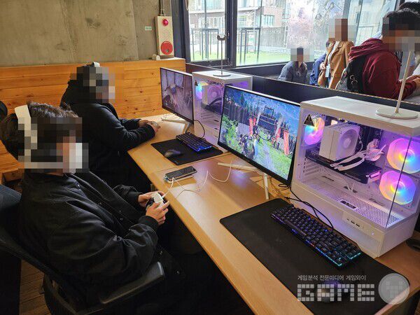 붉은사막을 플레이해보는 이용자들의 모습 / 게임와이 촬영