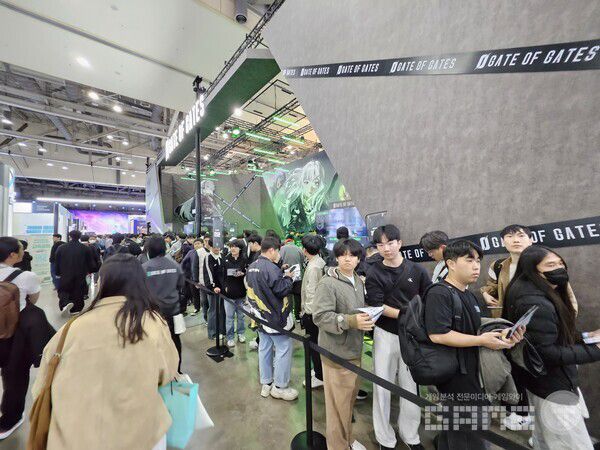 방문객 입장 시간이 되자마자 엄청난 대기열이 생긴 게이트 오브 게이츠 / 게임와이 촬영