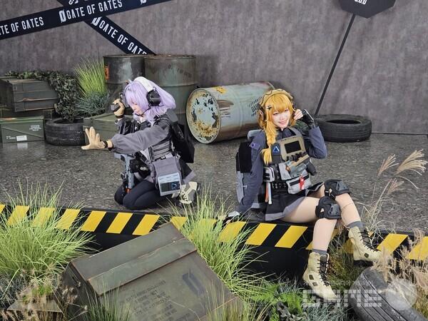 방문객들을 맞이하는 게이트 오브 게이츠 코스어 / 게임와이 촬영