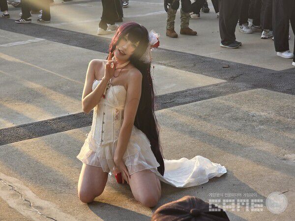 수십 명의 코스어가 자신을 봐 달라는 듯 포즈를 취한다.