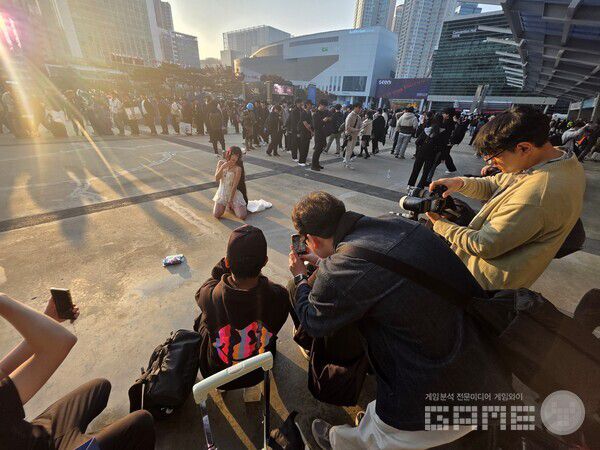 폐장 무렵 야외에서는 코스어에게 관심이 집중됐다.