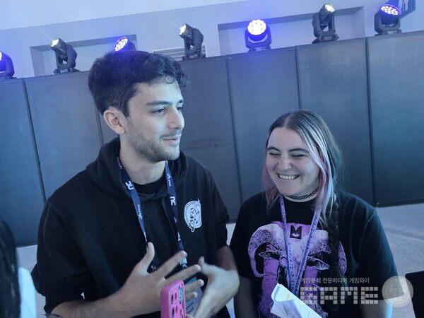 '샌드 캐슬 스티디오'의 개발자 '데이비드(David)'와 SNS 홍보 담당자 '트러시(Trussy)'