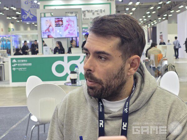 게임에 대해 설명하는 휴고 갈레고. /게임와이 촬영