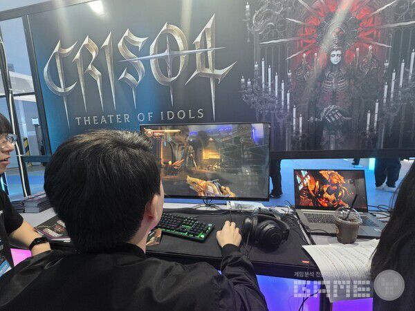 마드리드의 베르밀라 스튜디오의 3D 호러 서바이벌 게임 '크리솔: 시어터 오브 아이돌스' 부스 /게임와이 촬영