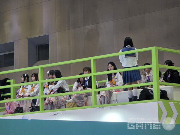 여학생 여러 명이 있는 독특한 컨셉 부스와 하늘색 백팩이 눈길을 끈 헤븐헬즈 부스. /게임와이 촬영