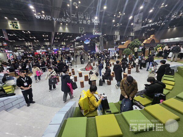 넥슨 부스는 편하게 쉰다는 느낌의 테마다. AGF 2025 넥슨 부스 /게임와이 촬영