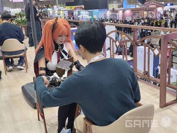 크레센트 2층 부스에서 데이트를 즐기는 모스어와 팬들 /게임와이 촬영