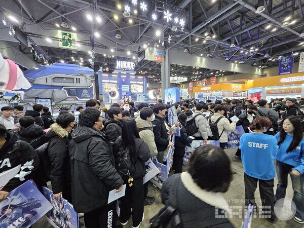 역시나 엄청난 대기열이 생겼다 / 게임와이 촬영