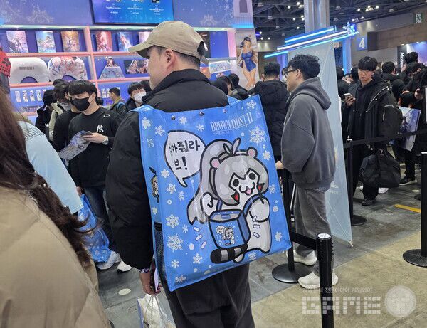 네오위즈가 나눠 준 하늘색 윾돌이 백팩 /게임와이 촬영