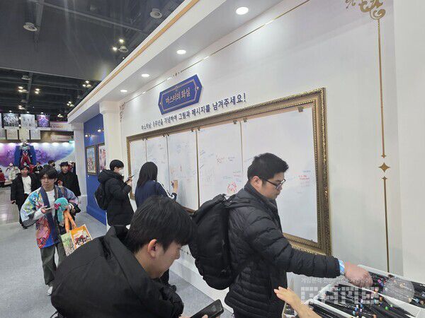 8주년 기념 메시지를 남겨주세요. AGF 2025 넷마블 부스 /게임와이 촬영