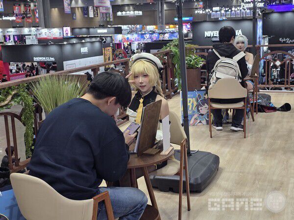 크레센트 2층 부스에서 데이트를 즐기는 모스어와 팬들 /게임와이 촬영