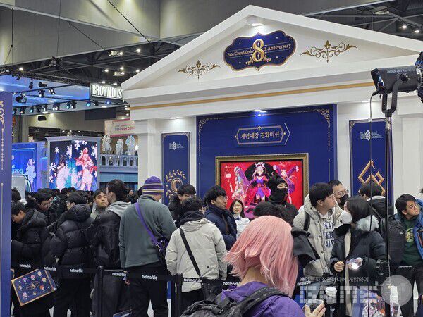 체험을 하기 위한 줄이 꽤 길다. AGF 2025 넷마블 부스 /게임와이 촬영