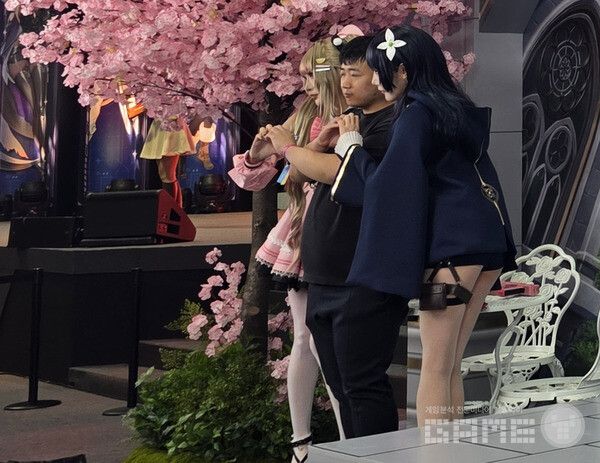 AGF 2025에서는 코스어를 찍기, 또는 코스어와 사진 찍기가 일반 적이다. /게임와이 촬영