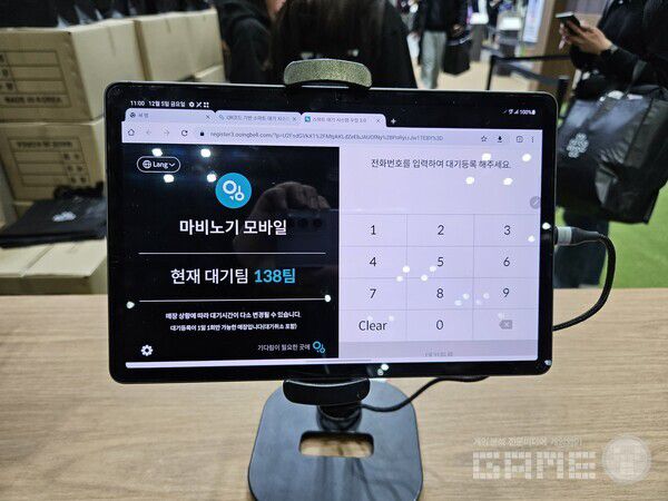 입구의 태블릿을 통해 입장을 예약할 수 있다 / 게임와이 촬영