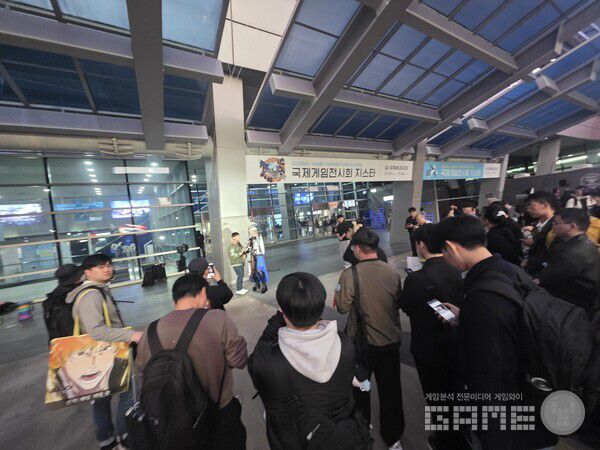 지스타에서 코스어와 사진을 찍으려면 이렇게 긴 줄을 서야 했다. /게임와이 촬영