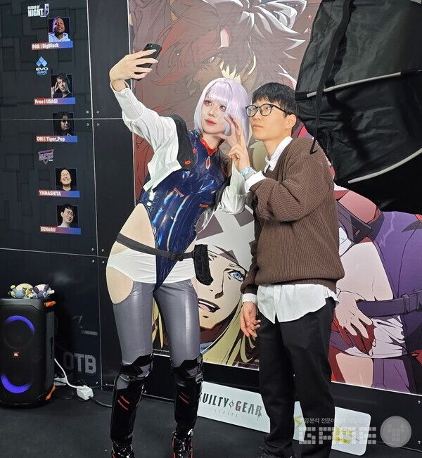 AGF 2025에서는 코스어를 찍기, 또는 코스어와 사진 찍기가 일반 적이다. /게임와이 촬영