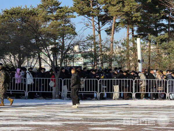 나오자마자 왼쪽에 대기줄이 헉...AGF 2025 /게임와이 촬영