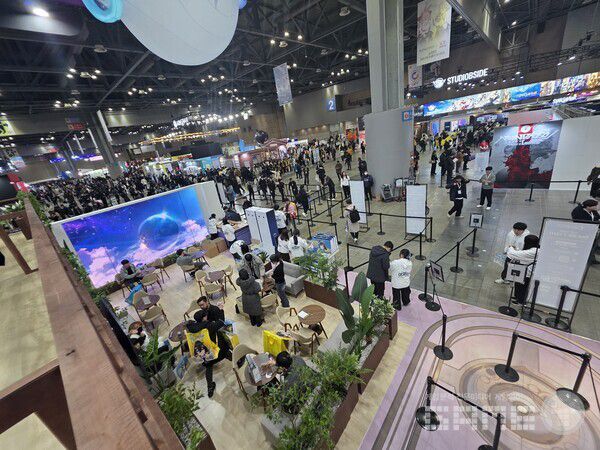 크레센트 2층 부스에서 데이트를 즐기는 모스어와 팬들 /게임와이 촬영