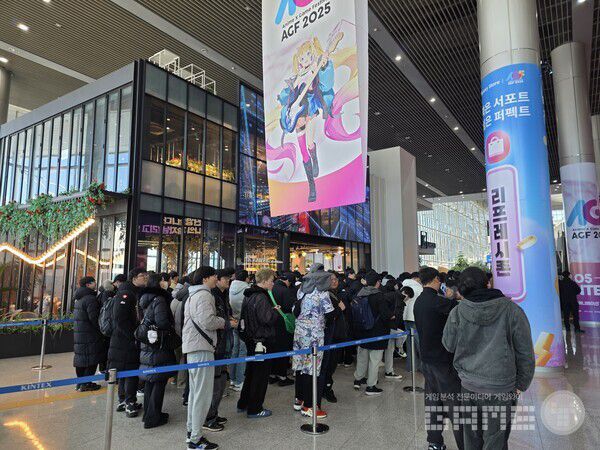 줄은 안에서도 이어진다. 1홀이 아니라 5홀로 입장이 진행된다. AGF 2025 /게임와이 촬영