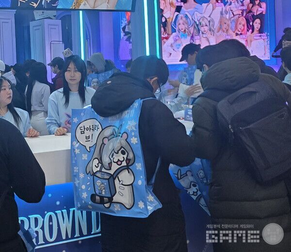 네오위즈가 나눠 준 하늘색 윾돌이 캐릭터 백팩 /게임와이 촬영