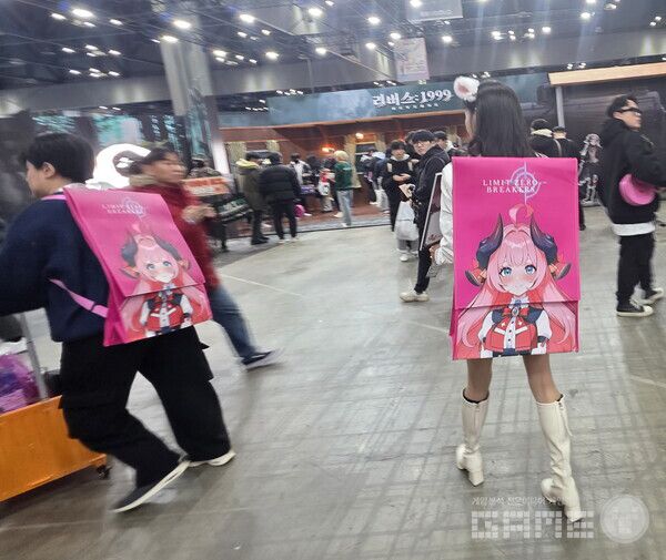 엔씨가 나눠 준 리밋제로 브레이커스 백팩 /게임와이 촬영