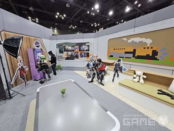 부스 내부에는 간단한 포토존과 이벤트가 준비되어 있었다 / 게임와이 촬영