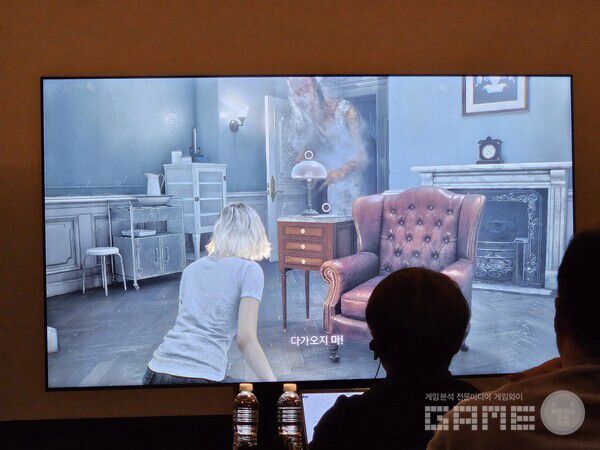 시연에서는 직접 그레이스를 여러 시점에서 플레이하며 어떤 부분에서 공포감이 느껴지는지 설명했다 / 게임와이 촬영