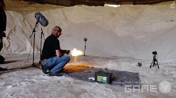 실제 총기로 녹음 중인 개발진