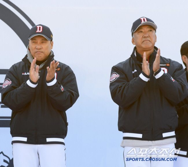 2024 곰들의 모임이 24일 잠실구장에서 열렸다. 두산 이승엽 감독, 고토 코치가 팬들에게 인사를 건네고 있다. 잠실=박재만 기자 pjm@sportschosun.com/2024.11.24/