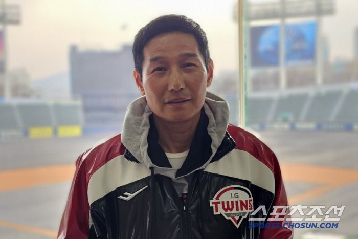 LG 트윈스 염경엽 감독이 취재진과 인터뷰를 하고 있다. 잠실=권인하 기자