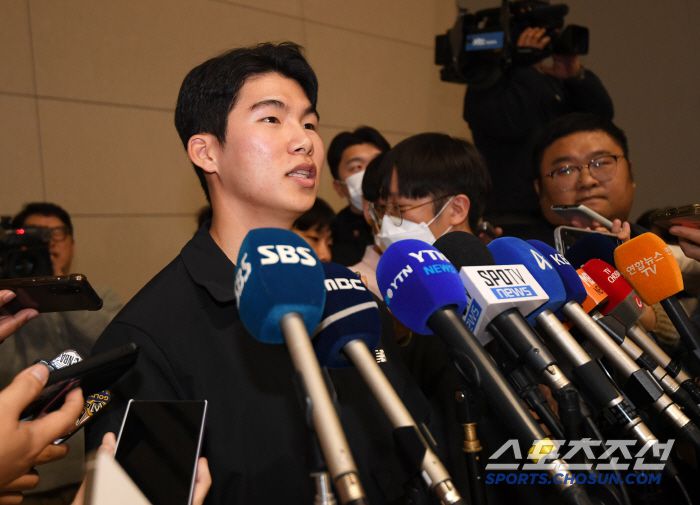 LA 다저스 김혜성이 14일 인천국제공항을 통해 미국으로 출국했다. 김혜성이 취재진과 인터뷰를 하고 있다. 인천공항=박재만 기자 pjm@sportschosun.com/2025.01.14/