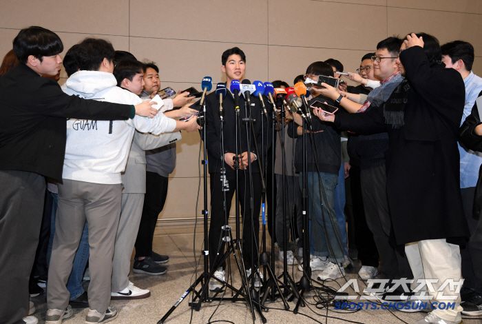 LA 다저스 김혜성이 14일 인천국제공항을 통해 미국으로 출국했다. 김혜성이 취재진과 인터뷰를 하고 있다. 인천공항=박재만 기자 pjm@sportschosun.com/2025.01.14/