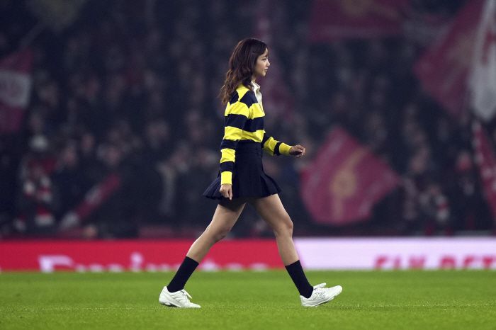 ◇'블랙핑크' 리사가 지난 1월 15일 수요일 런던 에미레이츠 스타디움에서 열린 아스널과 토트넘의 잉글랜드 프리미어리그 축구 경기에 앞서 필드에 등장했다. AP연합뉴스