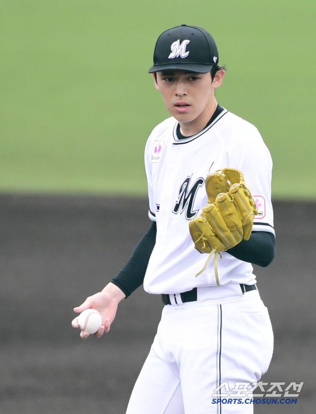 25일 롯데 자이언츠 선수단이 일본 오키나와 이토만 야구장에서 일본 프로야구 지바롯데와 평가전을 진행했다. 선발 투구하는 지바 롯데 사사키. 오키나와(일본)=송정헌 기자songs@sportschosun.com/2024.02.25/