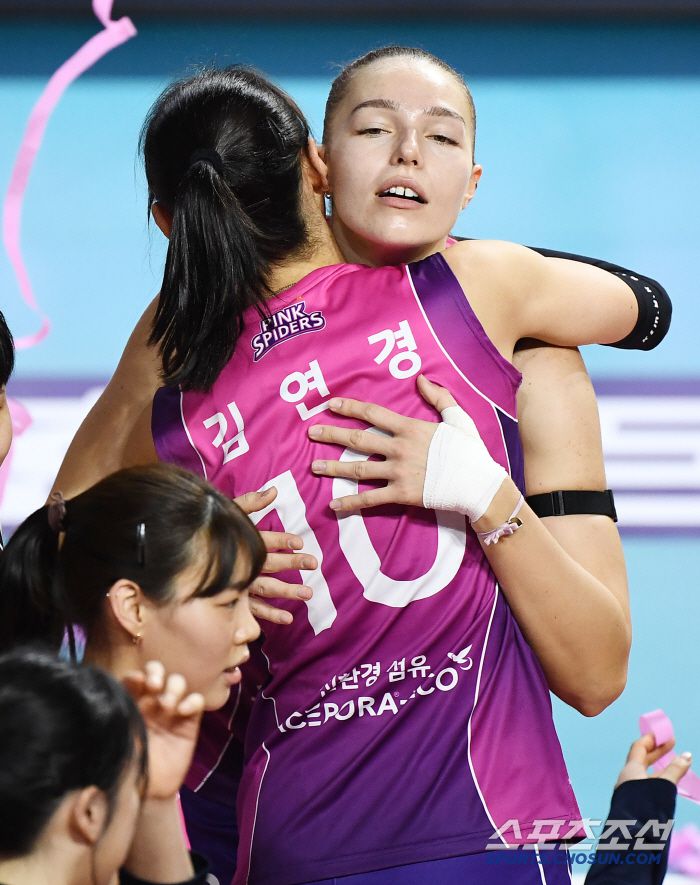 25일 인천 삼산월드체육관에서 열린 흥국생명과 현대건설의 경기. 흥국생명이 세트스코어 3대0으로 승리했다. 김연경과 마테이코가 포옹하고 있다. 인천=정재근 기자 cjg@sportschosun.com/2025.1.25/