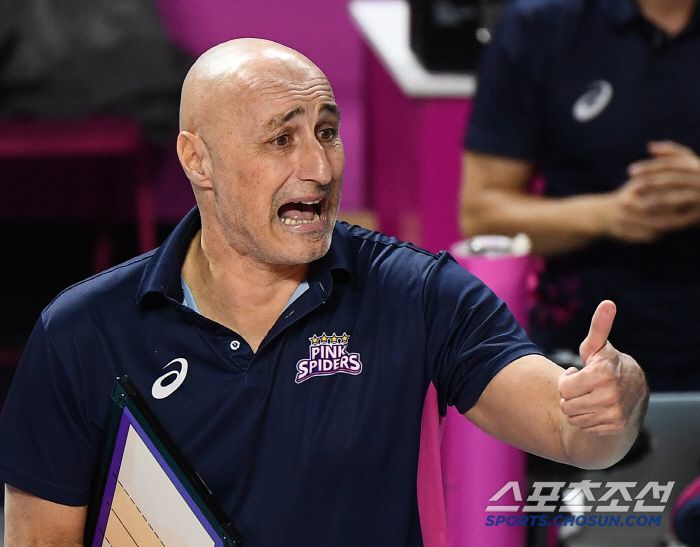 25일 인천 삼산월드체육관에서 열린 흥국생명과 현대건설의 경기. 흥국생명 아본단자 감독이 선수들을 독려하고 있다. 인천=정재근 기자 cjg@sportschosun.com/2025.1.25/