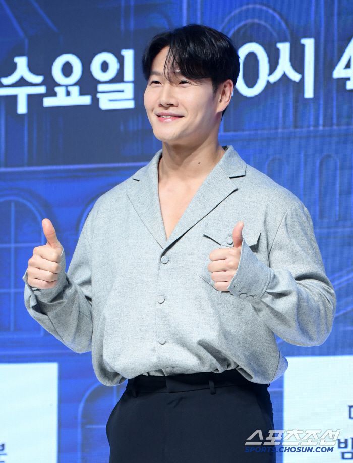 Mnet '커플팰리스2' 제작발표회가 4일 서울 강남구 논현동 엘리에나 호텔에서 열렸다. 김종국이 포토타임을 갖고 있다. 논현동=박재만 기자 pjm@sportschosun.com/2025.02.04/